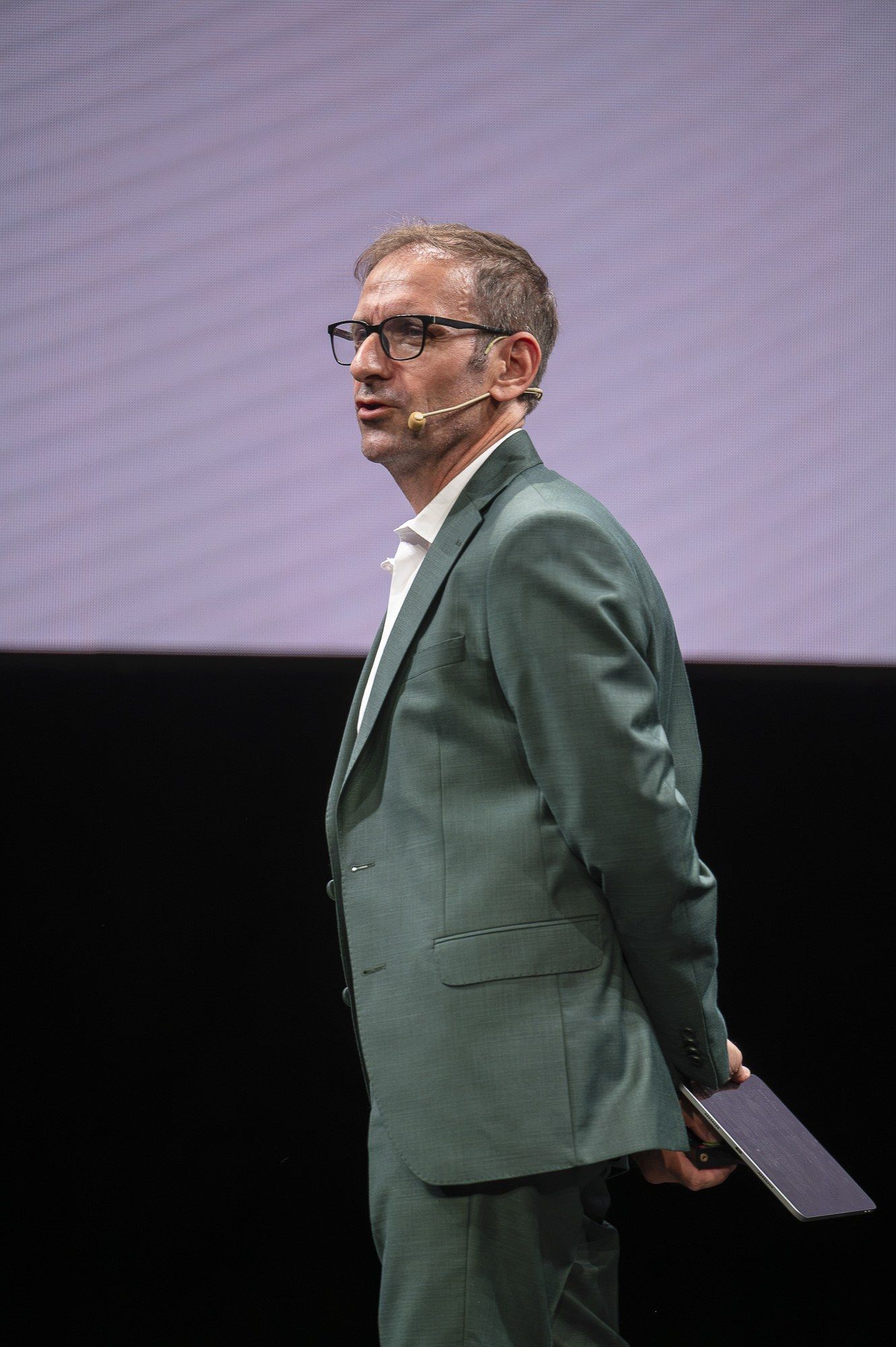 Davide Radicchi durante un intervento, in bianco e nero