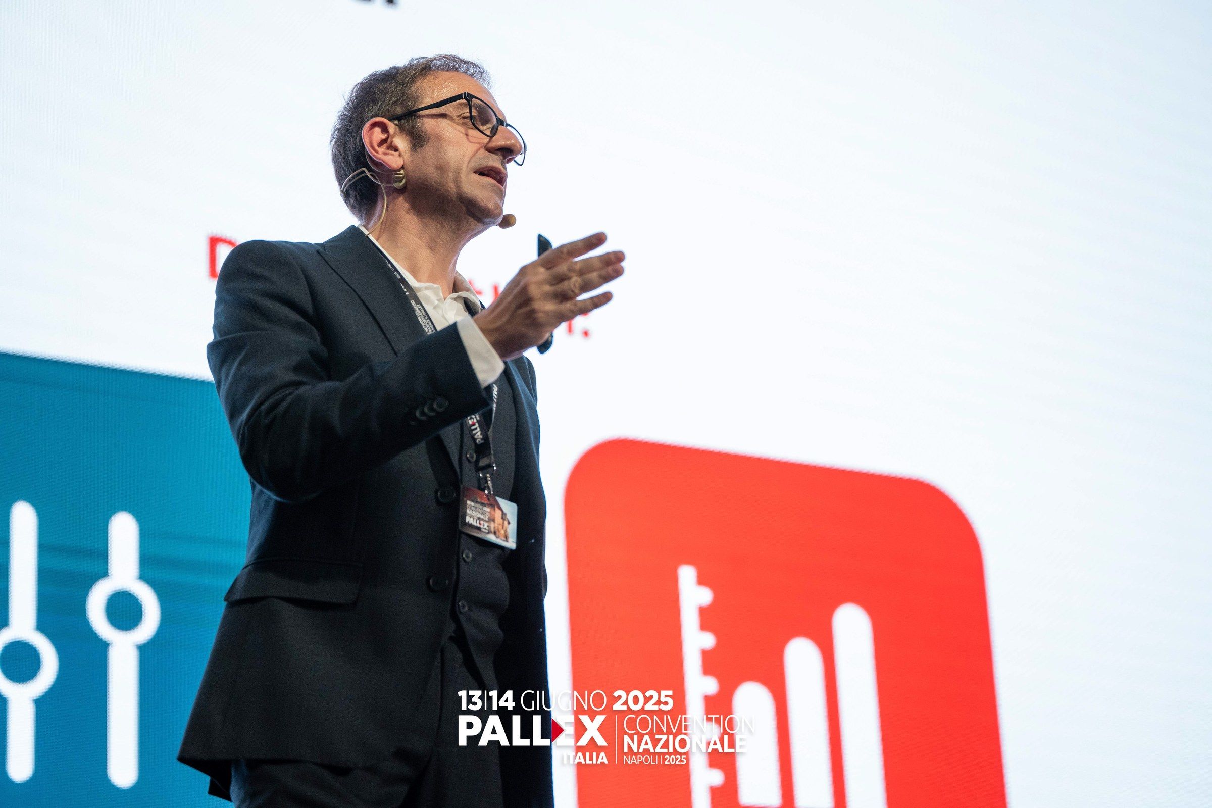 Davide Radicchi durante l'intervento sul valore dei dati, Convention Nazionale Pall-Ex Italia, Napoli 2025