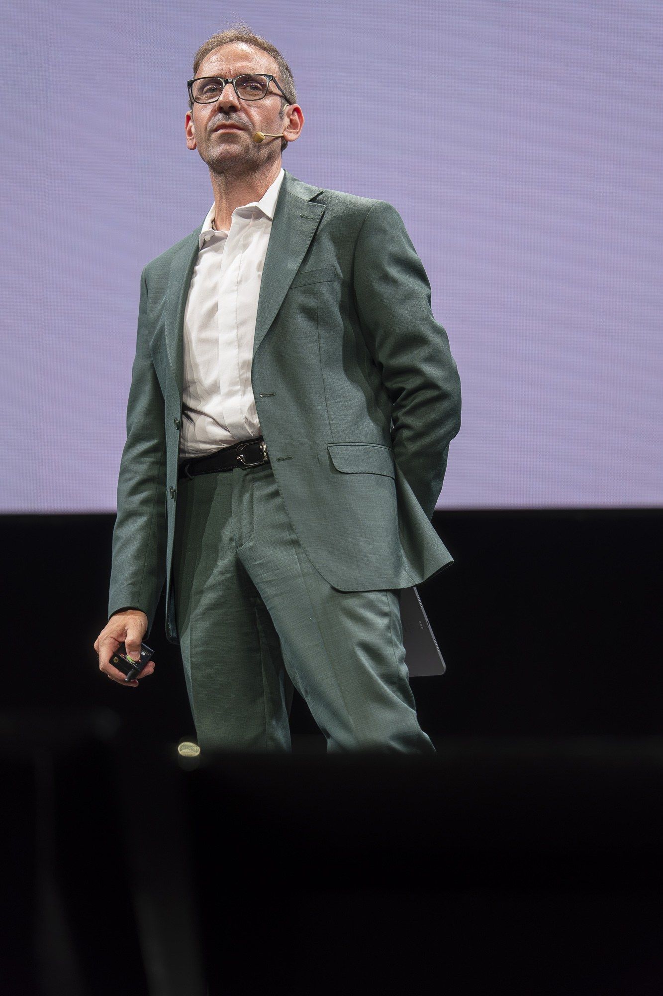 Davide Radicchi sul palco, ripreso dal basso